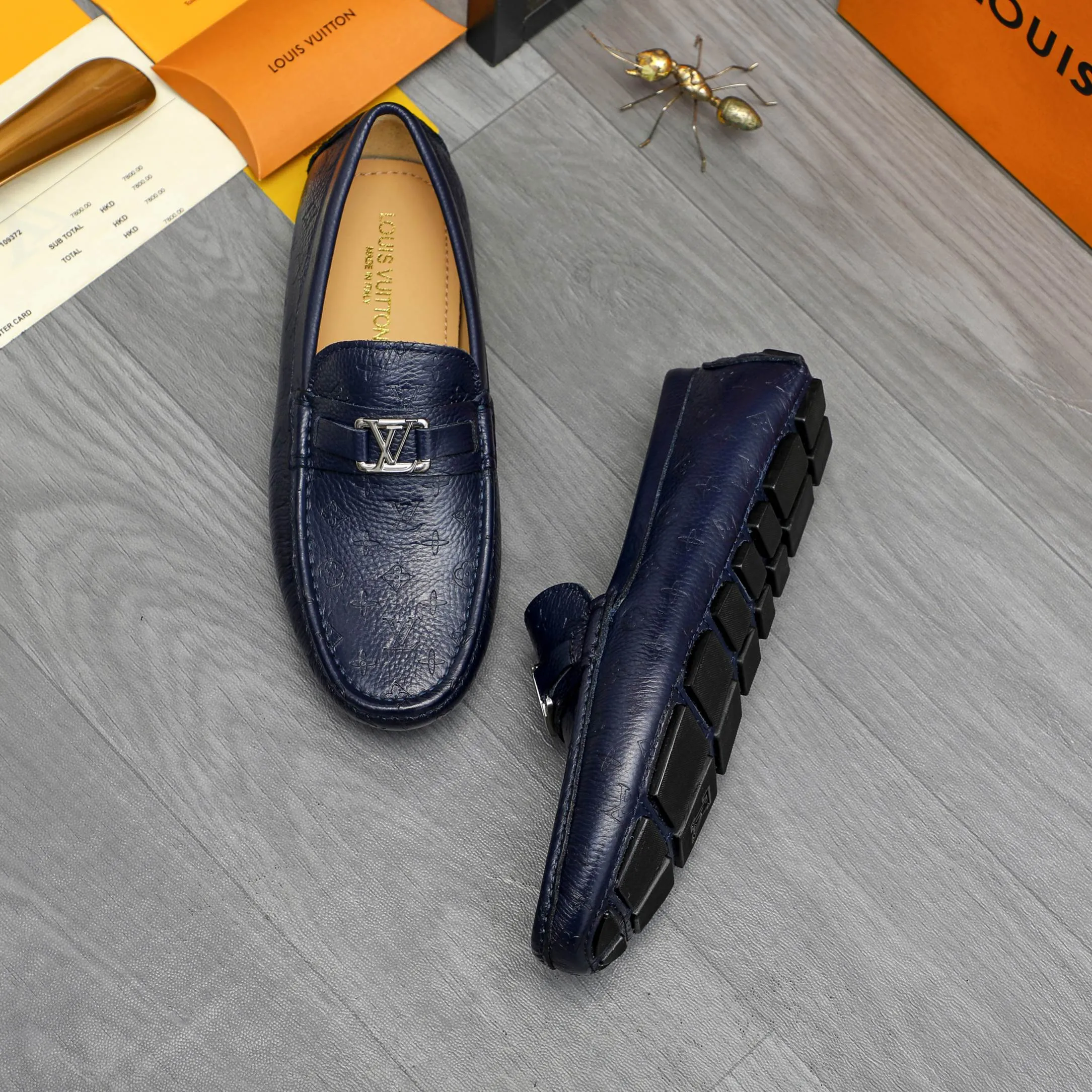 Men's shoes 💰p420 Product trademark: LV (Louis Vuitton) casual slip-on men's shoes Regular size: 38-44 Product material: Selected pebbled cowhide embossed upper, sheepskin lining, rubber outsole